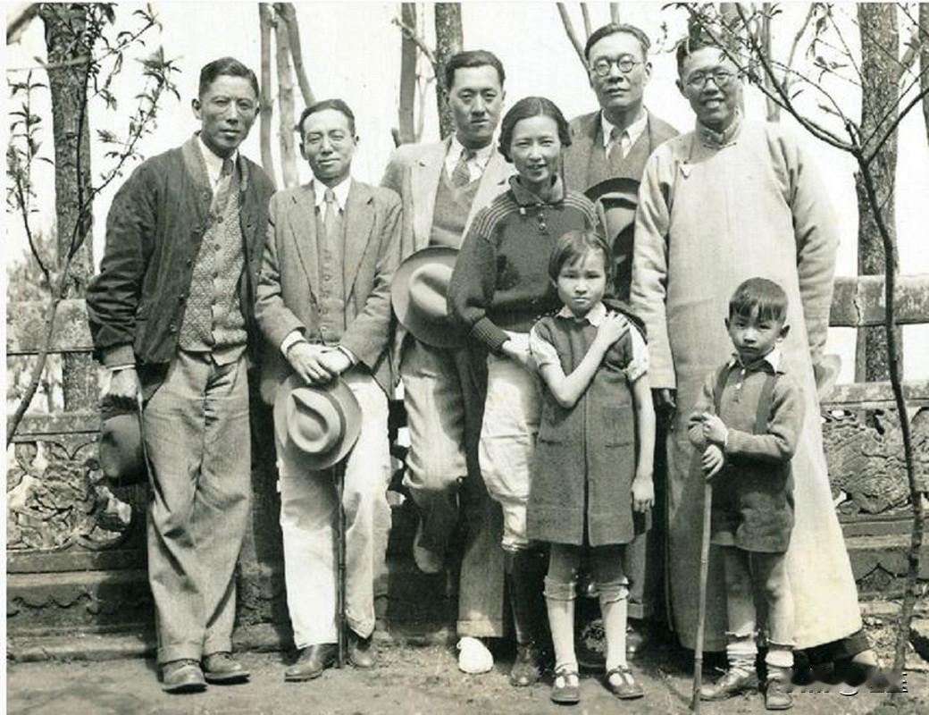 其实关于林徽因与金岳霖，大家可能是误会了。他们只是友谊深厚而已，金岳霖的不婚也不