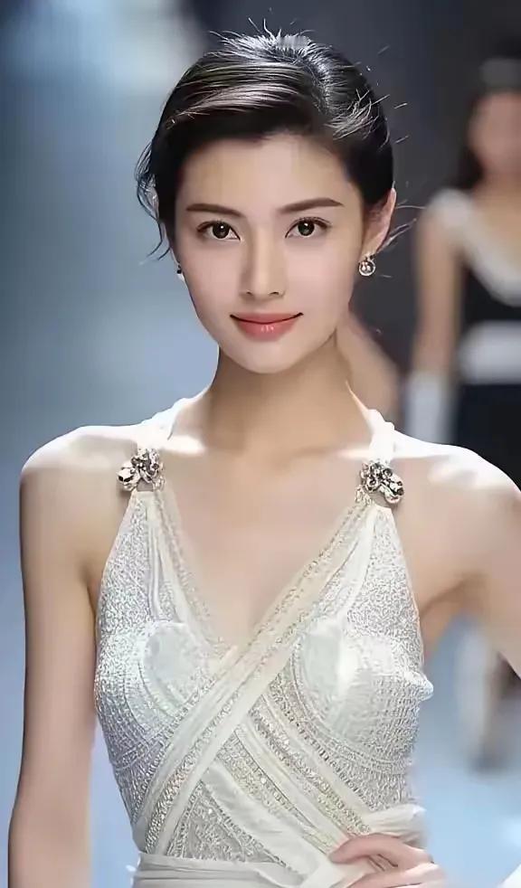 优雅走秀，闪耀的银白色礼服，尽显时尚魅力！