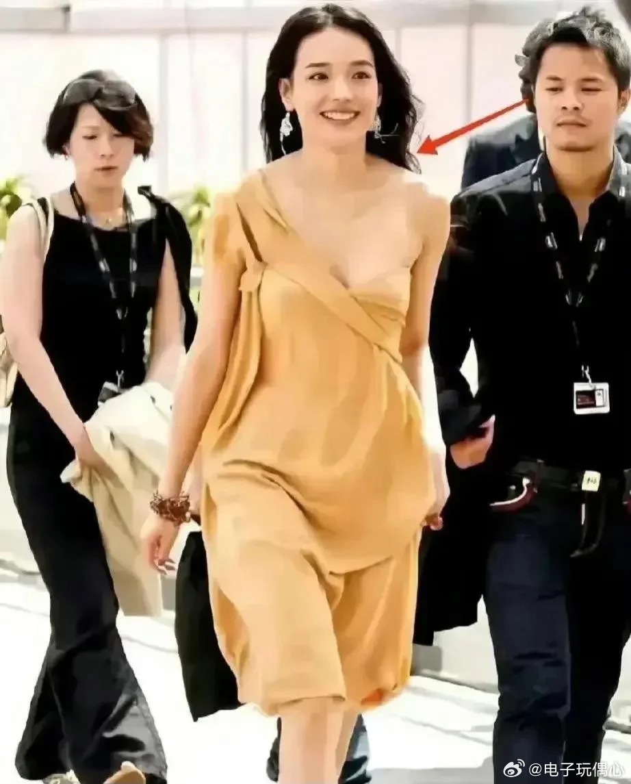 舒淇这是穿了个什么啊？大步流星，满面春风的样子，好美啊。