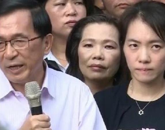 近日，陈水扁女儿陈幸妤因为离婚又上台湾媒体版面，有网友翻出15年前在旧文，是陈幸