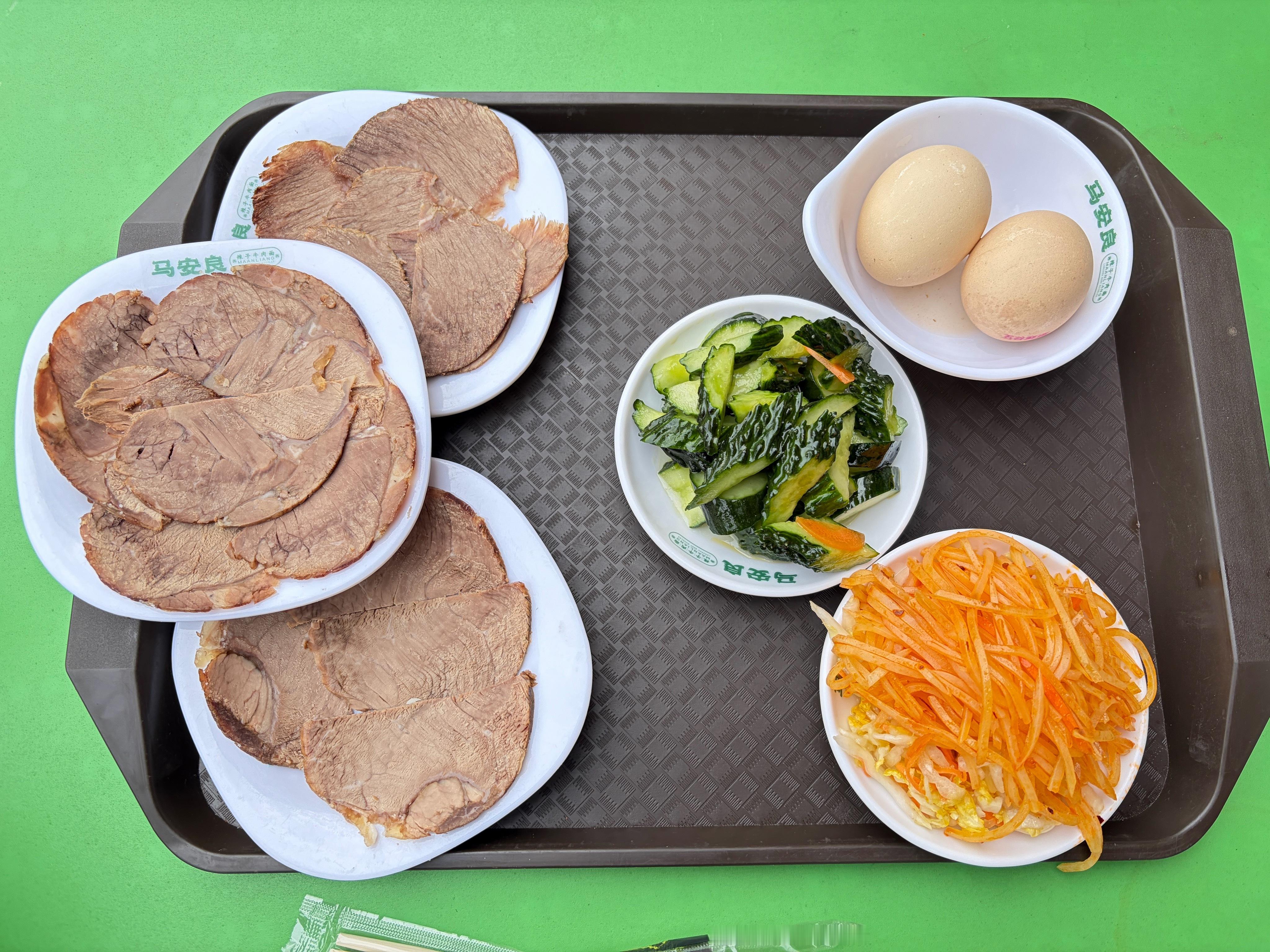 一大早出去也不知道是早饭还是午饭，有点硬