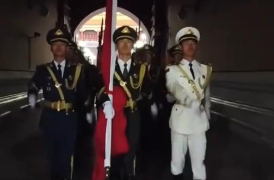 “最帅升旗手”辞去铁饭碗，转型助农主播：荣誉与现实的抉择