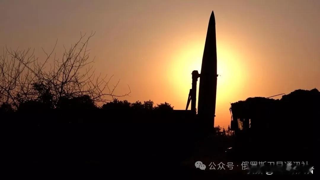 《俄军深夜突袭！乌克兰"火烈鸟"导弹车间被炸成废墟，基辅这次踢到铁板了？》凌