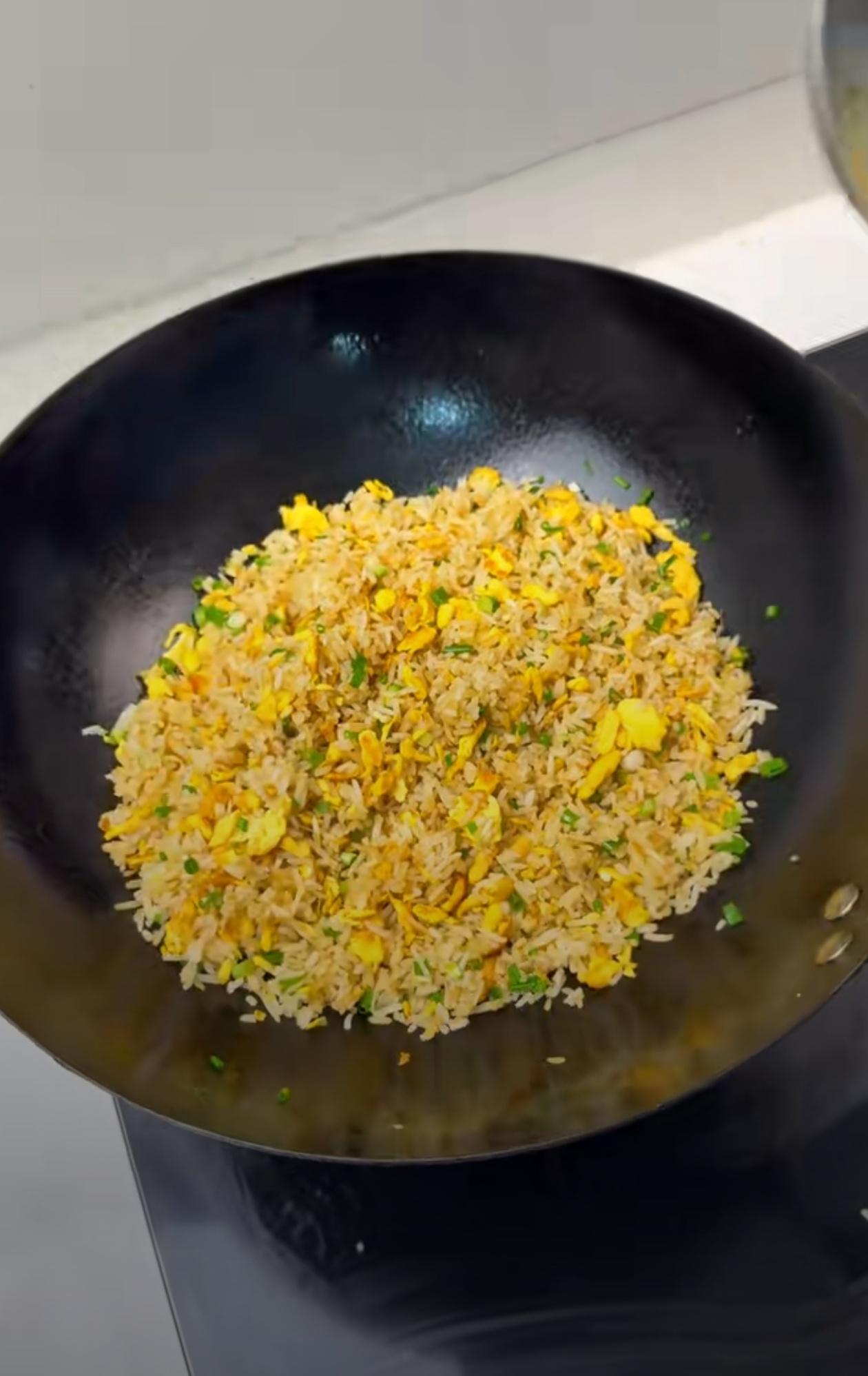 想要做出好吃的炒饭，还是挺讲究方法的！1. 一定要隔夜饭，炒出来才会好吃，