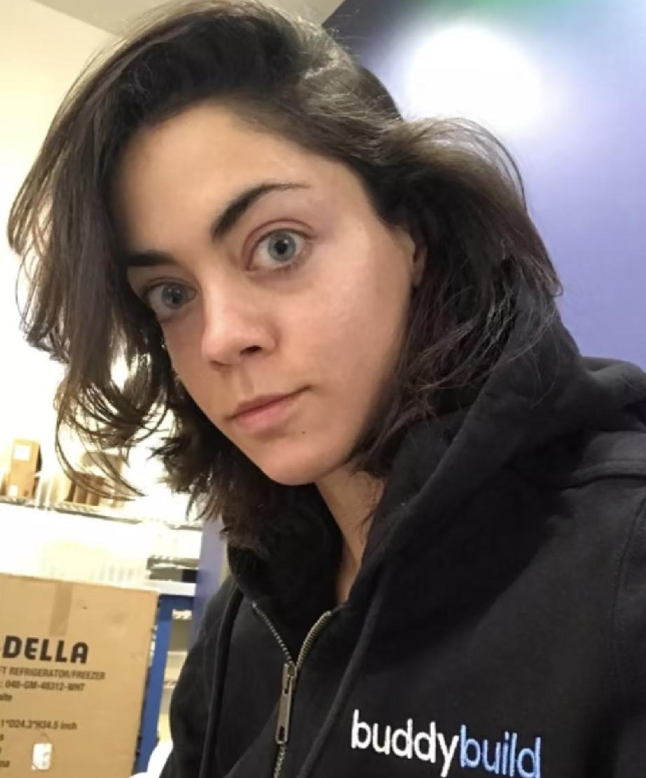 大眼美女齐里斯应该是马斯克喜欢的那一款。高智商的两个人有共同的爱好和追求；齐里