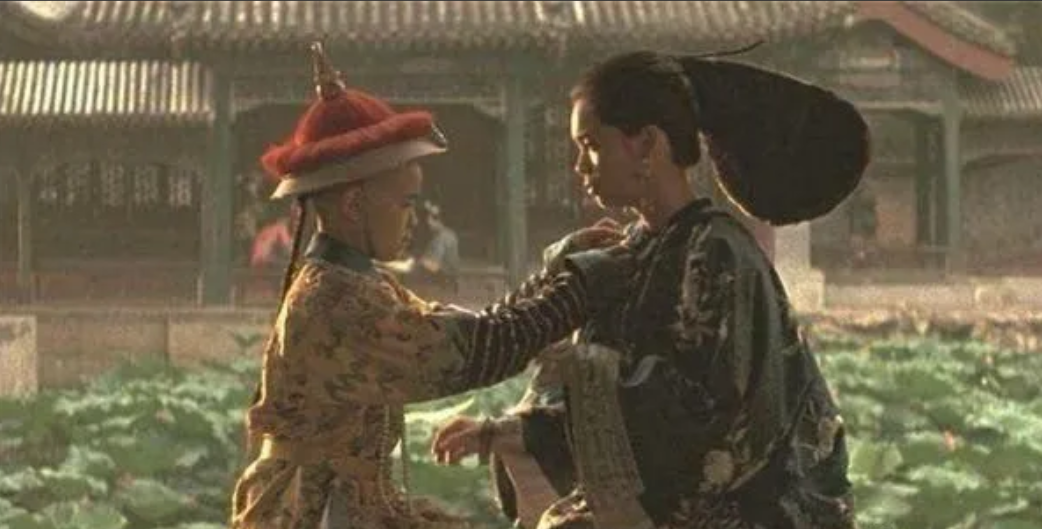 1915年一天，9岁的溥仪和乳母在床上正躺着，谁知，总管太监张谦和招呼也不打直接