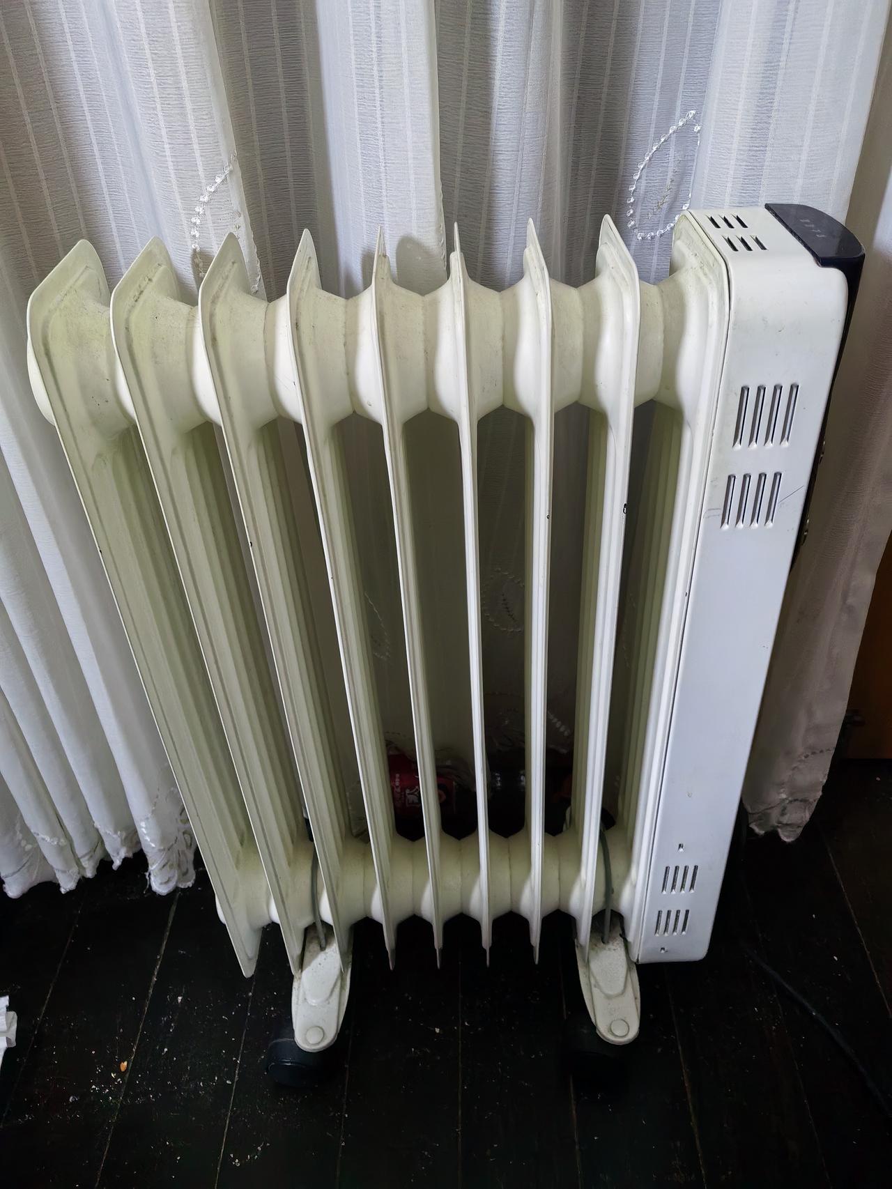 今天是上海入冬以来最冷的一天，不但天气冷，而且今天还下着雪。天空飘着满天飞舞的雪