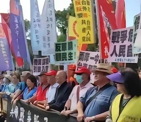 台湾确实不少老百姓选择毫无底线支持台独、甚至认为自己不是中国人，并且咒骂大陆人民