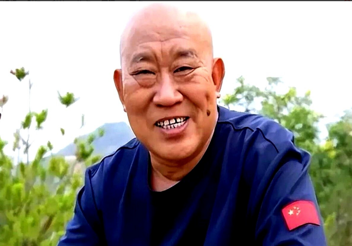 5年片酬一夜到账！杜旭东三亚堵人神操作：鸡蛋灌饼配泡面，专治老赖投资方！