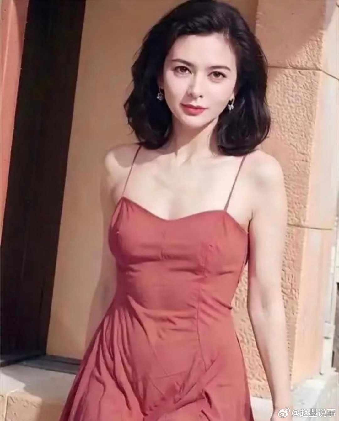 上世纪九十年代，关之琳和巩俐都是华语影坛的顶流。有回一部电影选角，两人都盯上了“