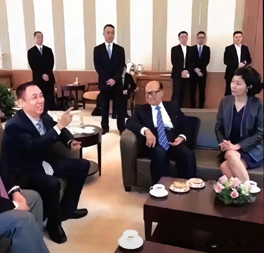 当年皮带哥拜访李嘉诚时的合影，那时的他可谓是风光无限！李首富：“我就听你吹牛皮