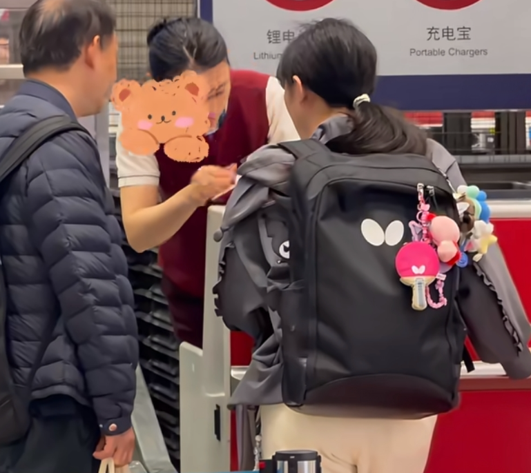 张本宇携女儿张本美和返回日本了！ 这对兄妹，如果能有中国队高水平的陪练和完善
