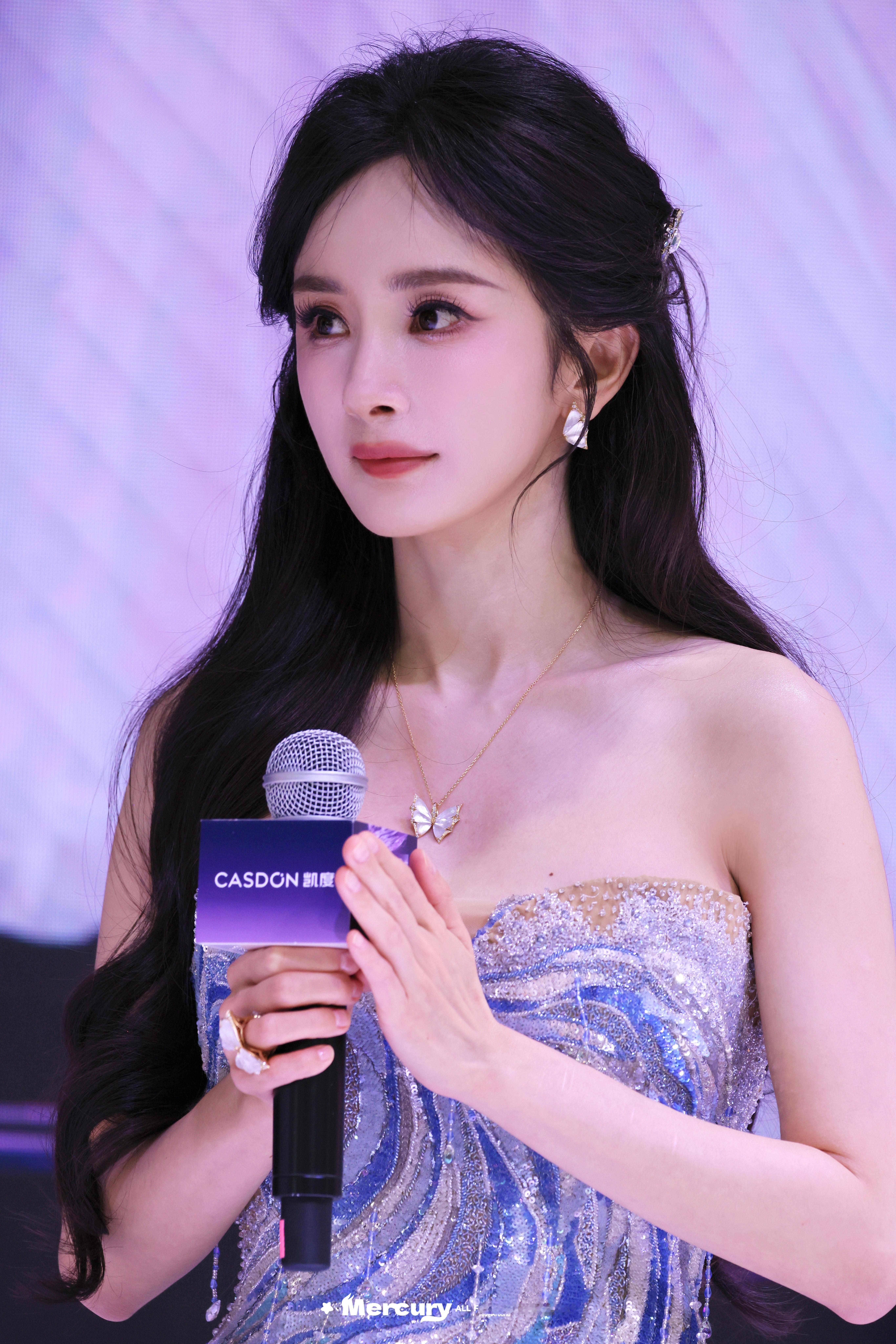 杨幂✨侧颜是藏不住的精致，抬眼是漫出来的温柔。发间碎钻映着光，蓝裙缀满星河，