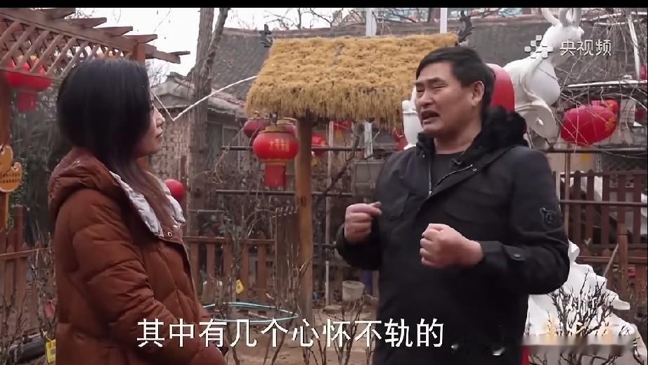 朱之文在自己家的院子里对来访者说:“有好多人说朱之文，你的条件这么好，怎么不住到
