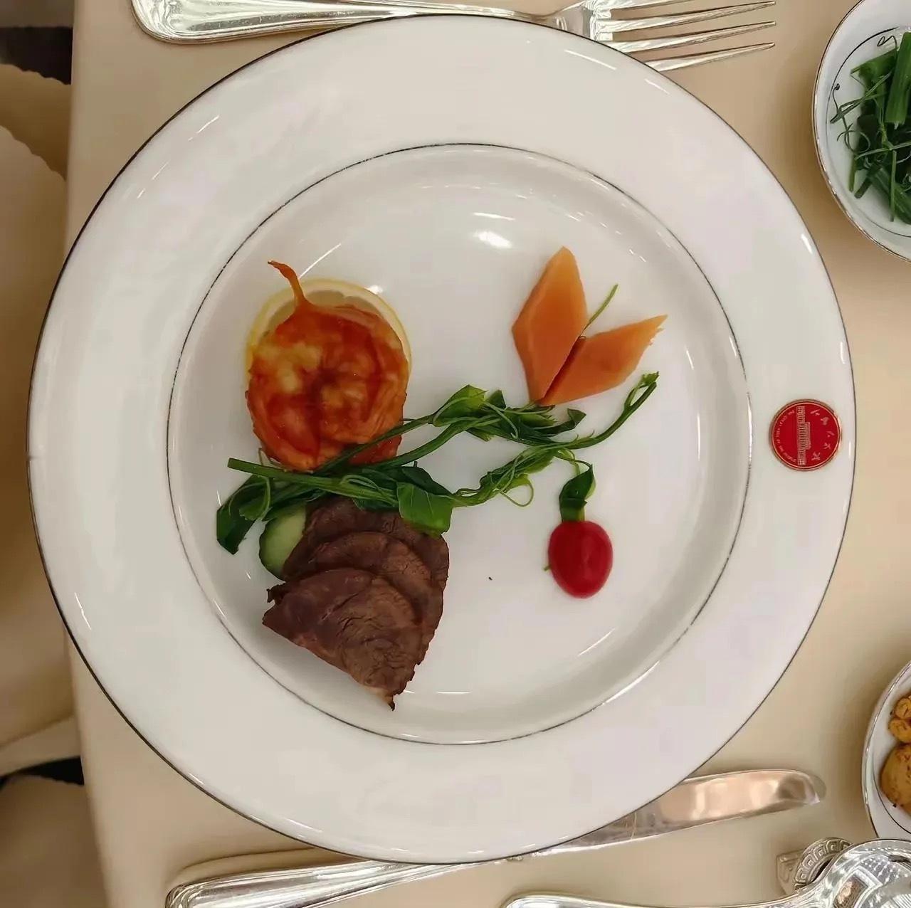 国宴上的两盘藤头菜与牛肉。