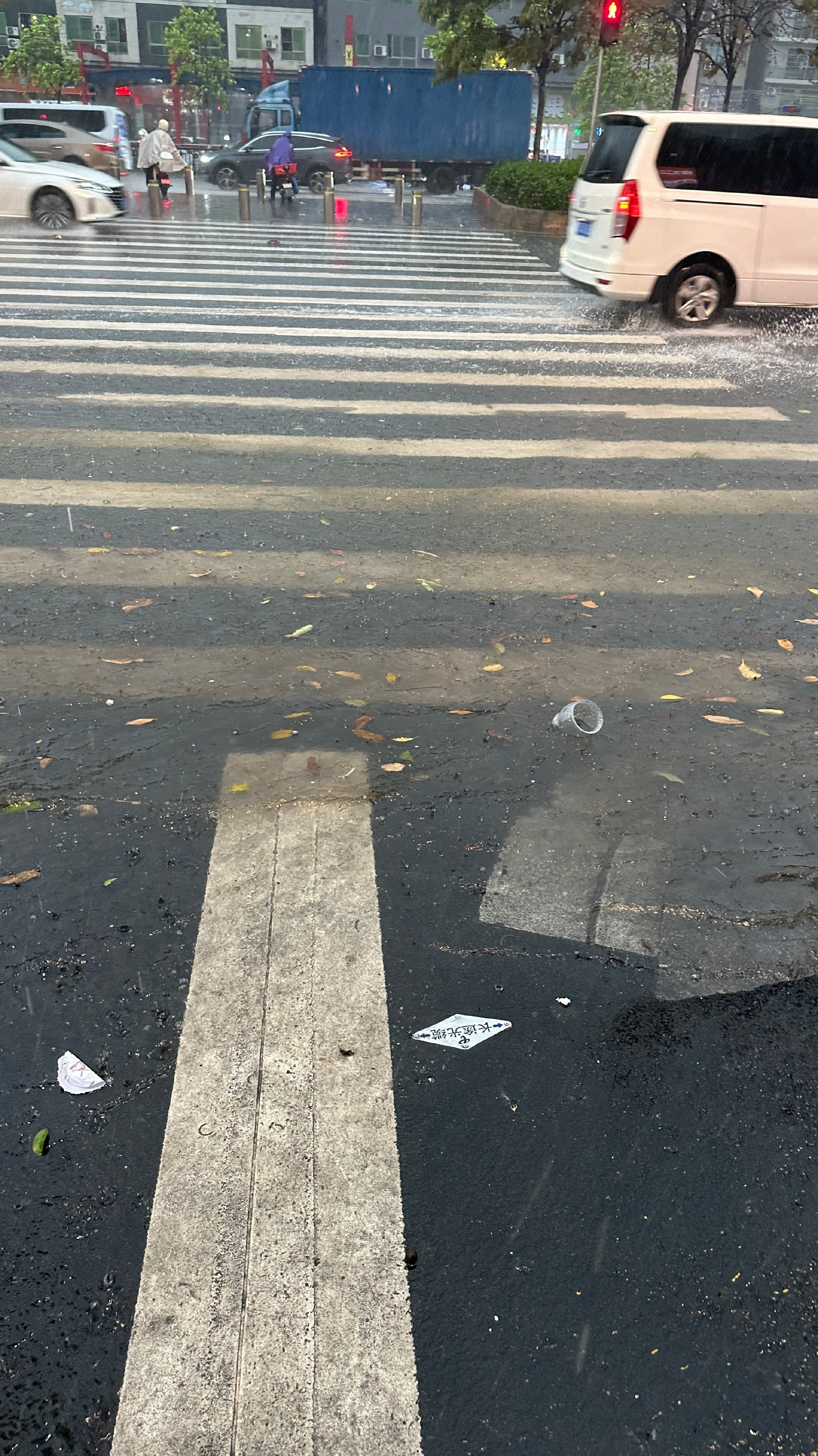 广州暴雨这暴雨下的高铁延迟，航班延误。牛马上不了班…上海