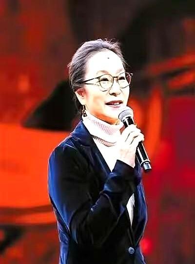 奚美娟这事我不好评价，主要她长得真像我以前的班主任。奚美娟曾瞒周野芒孩子身世