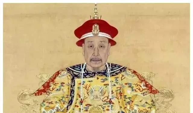 乾隆15年的一个晚上，乾隆独自在宫中溜达。当他走到一间偏房旁边，听见里面传来说话