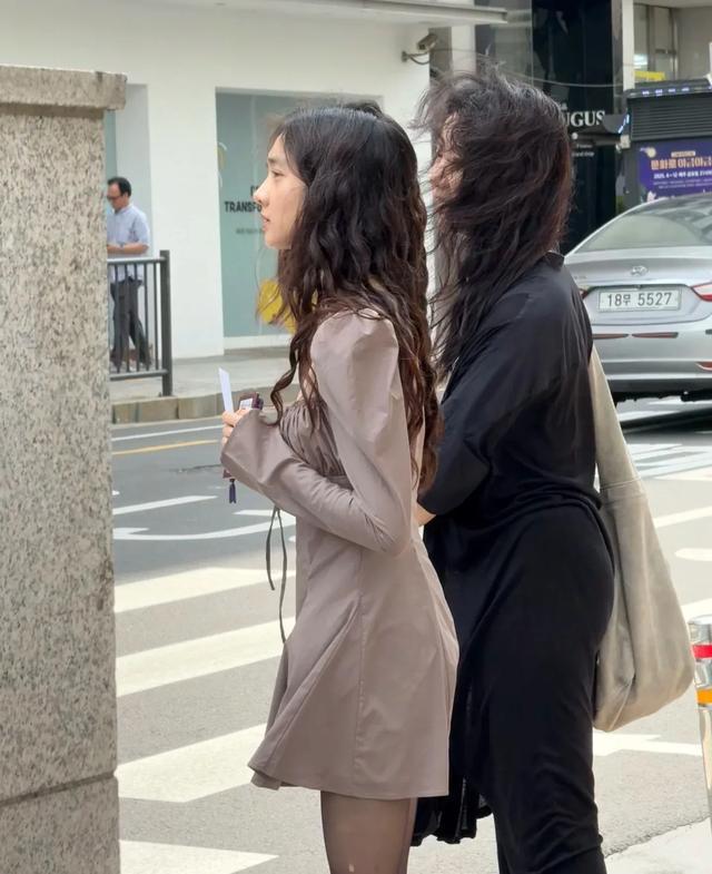 今日网友在社交平台分享偶遇孙莉和黄多多母女在韩国的旅行照片。母女二人没有戴口罩，