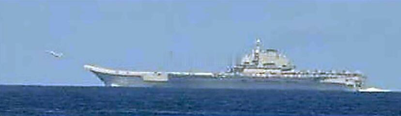 御用摄影师镜头下的“辽宁舰”。据日本防卫省介绍，辽宁舰于25日中午12点前后在冲