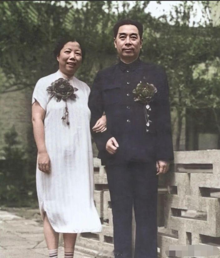 1955年8月8日，周恩来与邓颖超迎来结婚25周年纪念日。周恩来身着黑色中山装，
