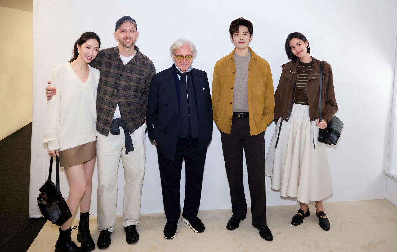 肖战刚坐下，迭戈就把手搭在他肩上。这不是老板对代言人，是意大利老匠人把钥匙交给