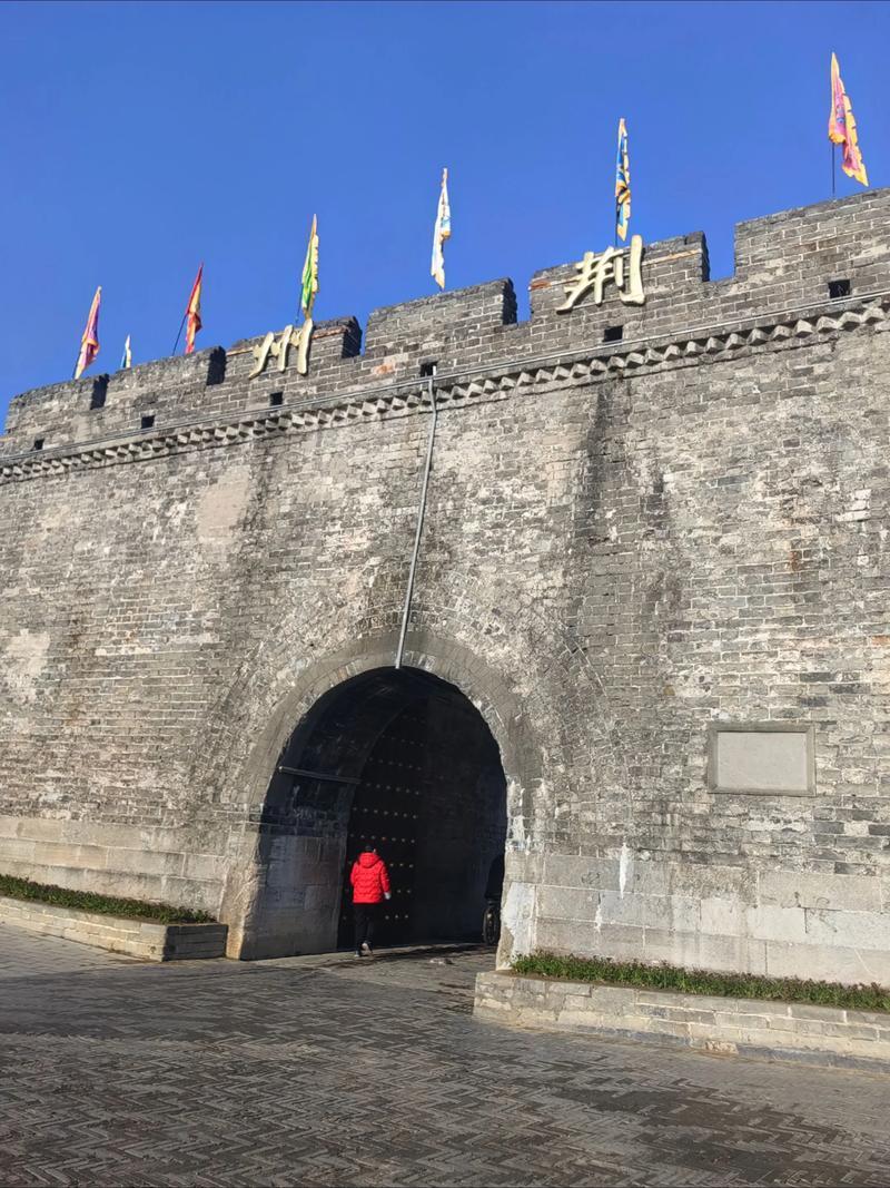 刘备给关羽留了6员大将：3个投降、1个殉难、1个逃亡、1个出使，荆州不是被打丢的