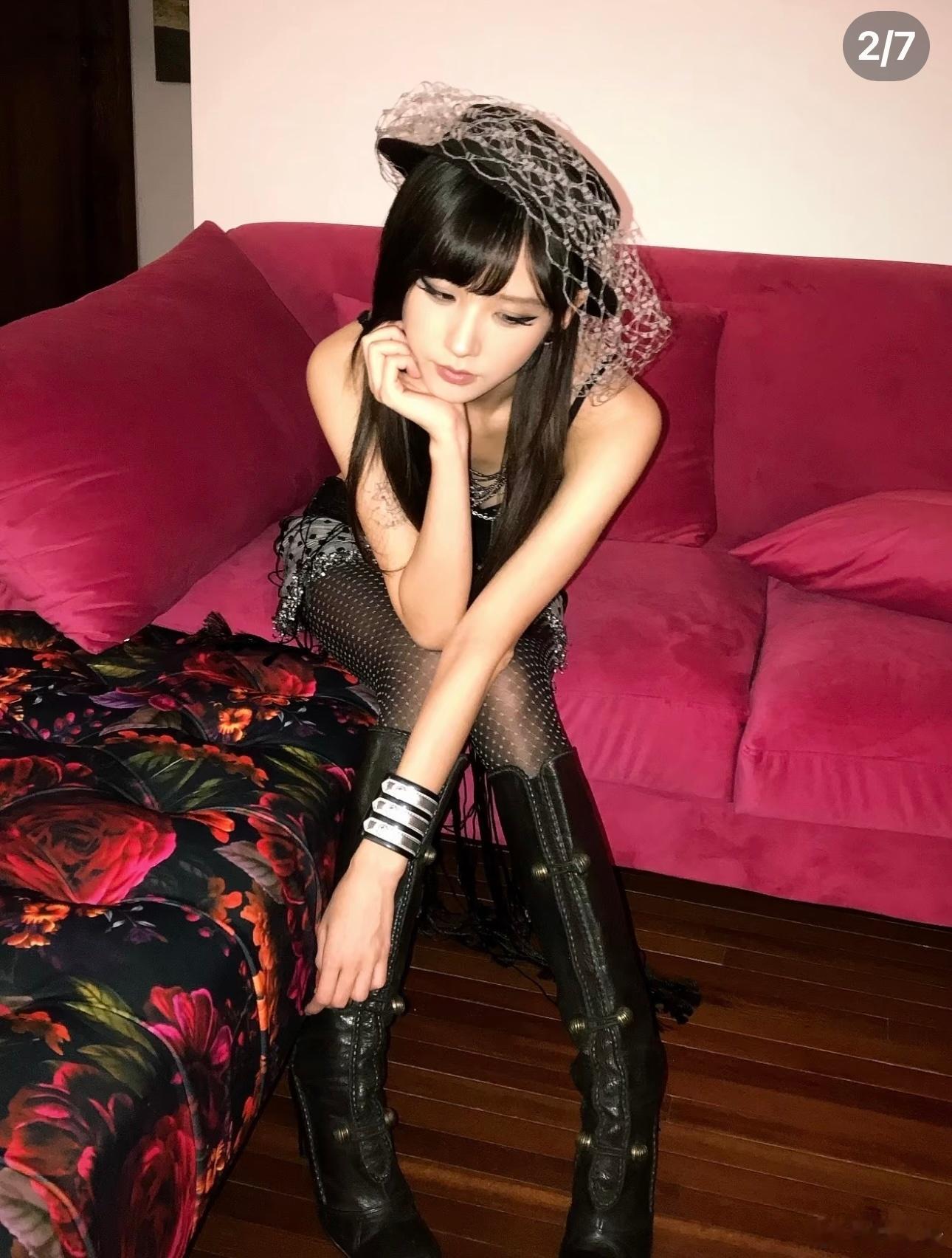 井川里予黑丝井川里予晒照，穿了黑丝姐感好足呀，完全女王级别​​​