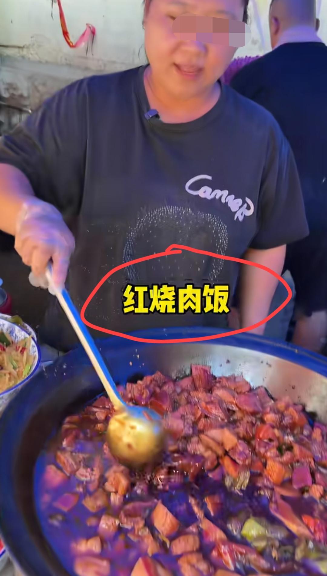 辽宁沈阳街头，大姐卖12元一份的“红烧肉饭”，在东北，这个价格看着也不是很便宜，