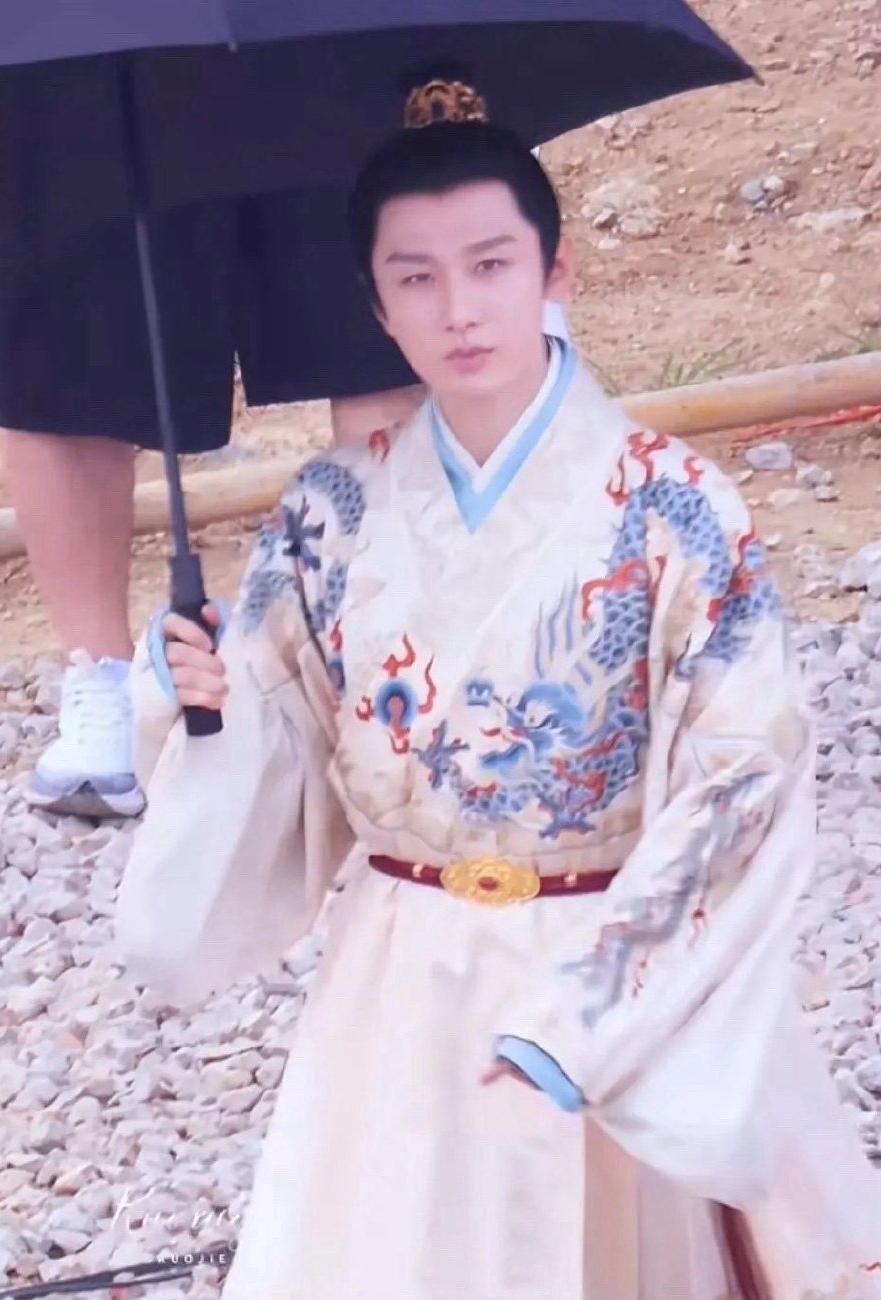 成毅这个装扮不是很好看吗？为什么之前执着于半永久刘海啊[捂脸哭]这种落地的装扮明显