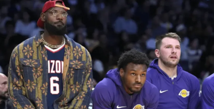 自媒体湖人日报称，有消息源透露勒布朗-詹姆斯、卢卡-东契奇与奥斯汀-里夫斯都保持