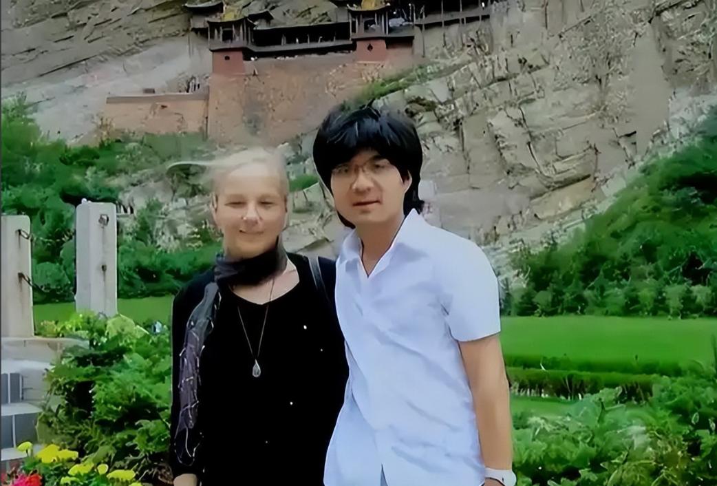 2008年，28岁的北京独生子不顾家人反对，娶50岁的德国女人为妻，母亲得知后气