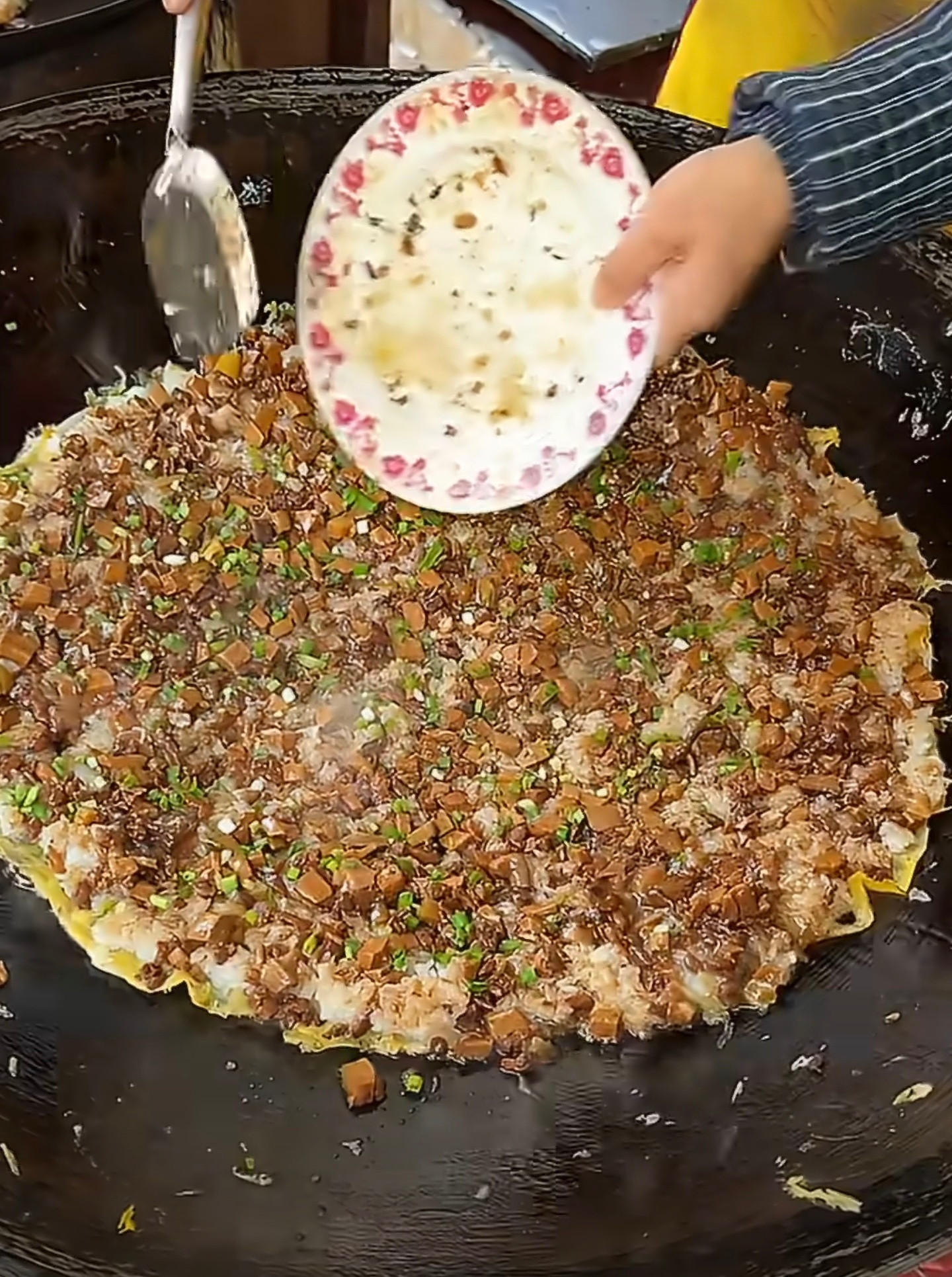 三鲜豆皮这倒是没吃过，据说是武汉早餐的热门食品，很多人早餐都是选这个，特别好卖。