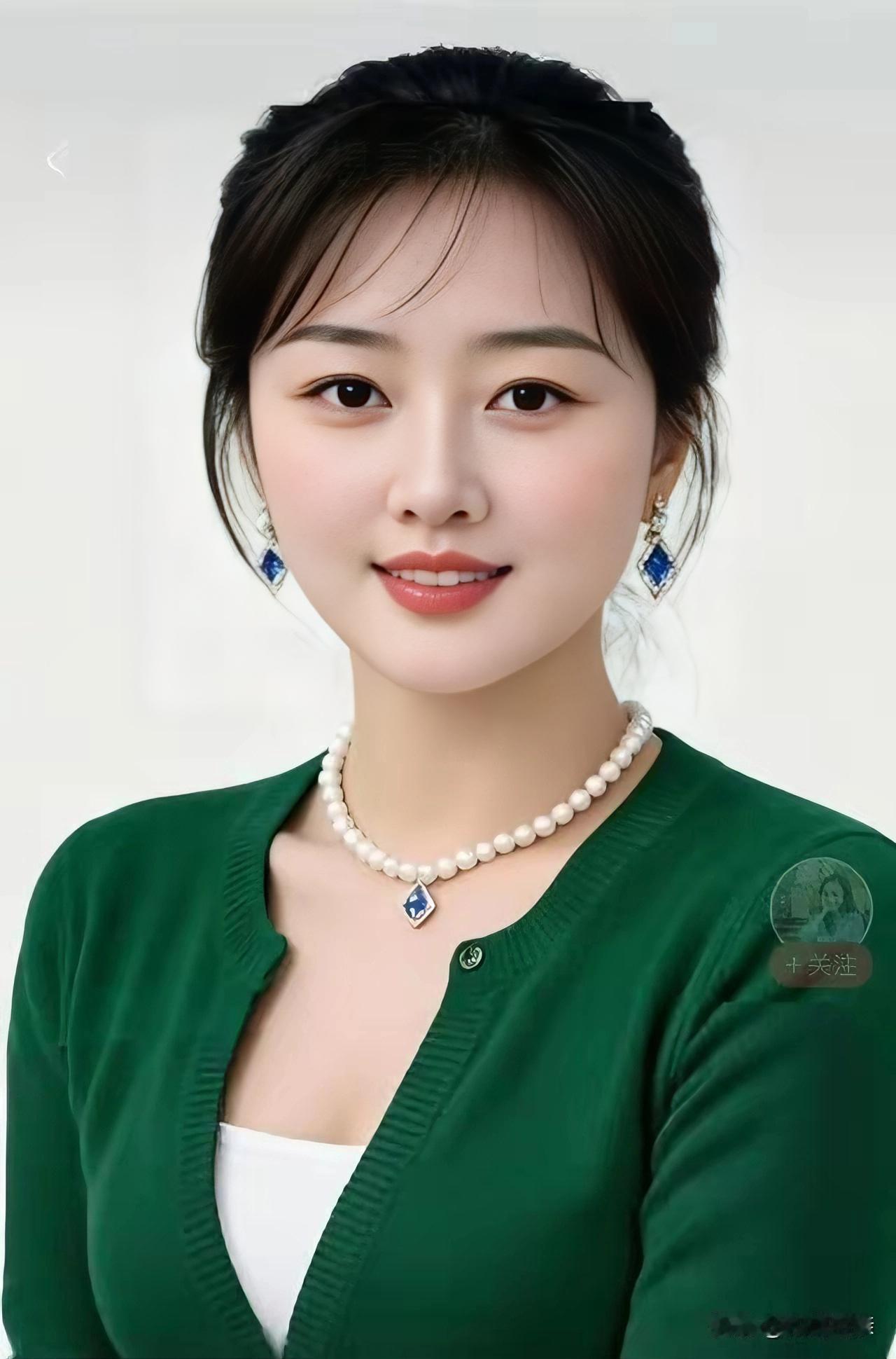 温婉丽人一头青丝梳理匀，耳悬蓝宝色纯真。珍珠项链添神韵，绿衫素朴且端庄。