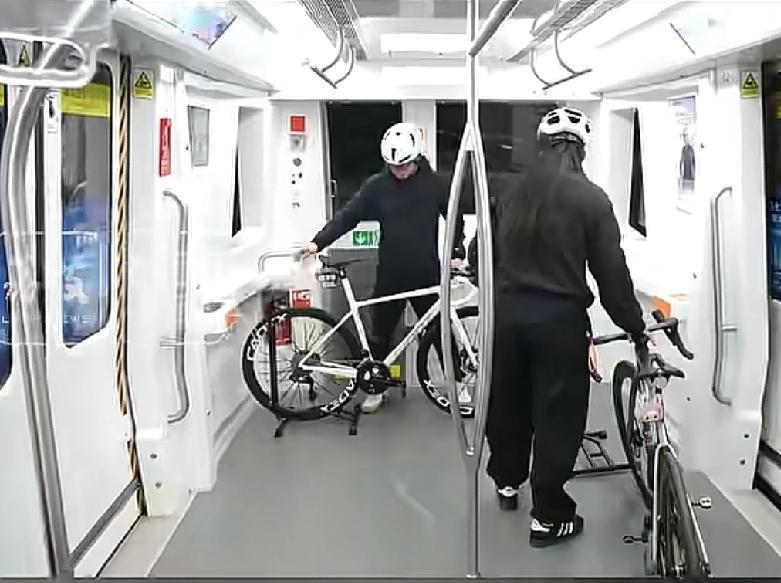 苏州的亲戚朋友们太幸福了本月开始，苏州地铁允许骑车朋友带车进地铁，而且还提供了