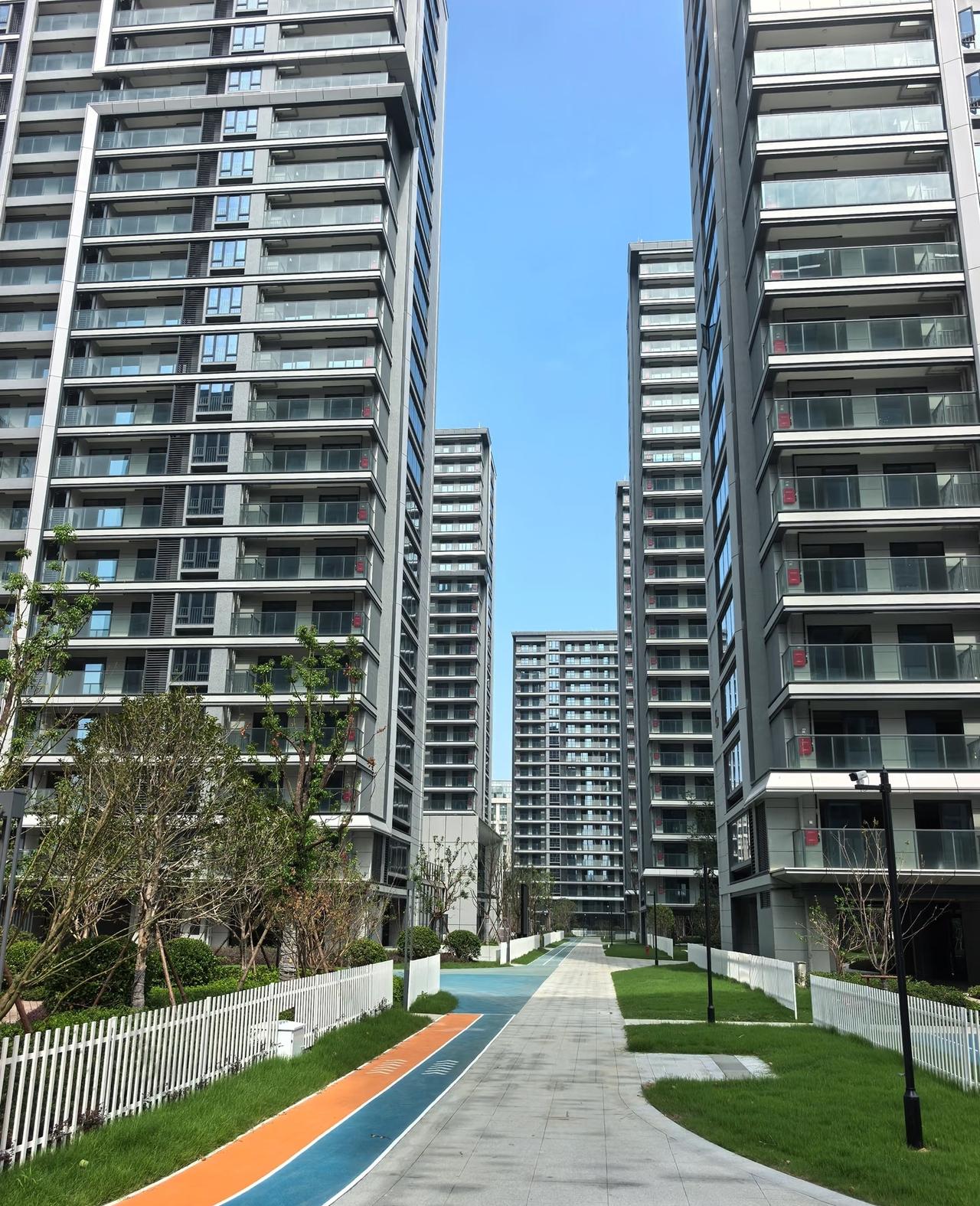 小高家里拆迁得了3套房，一套父母住，一套结婚用，一套出租，外加拆迁款40万，