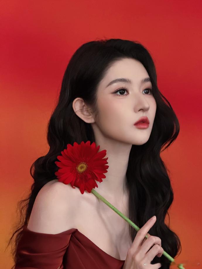 王玉雯抹胸红裙王玉雯吻花抹胸红裙造型太绝！大波浪卷发增添风情，吻花瞬间的浪漫，让