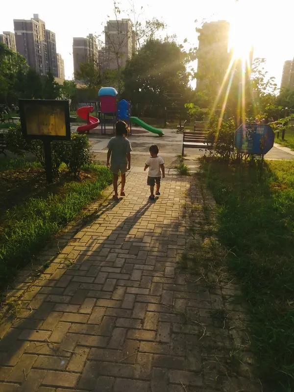 表弟娶了一个外地的老婆，他老婆四年给他生了两女一男，经常被邻居说他家重男轻女才生