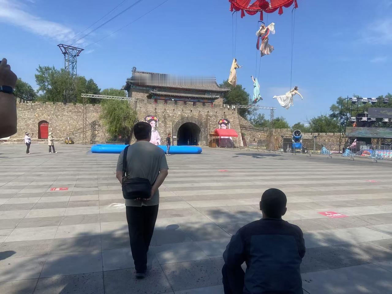 我有个表妹，她有个二姐。昨天表妹跟我聊天，她说：我姐姐在朋友圈里不知道在骂谁，骂