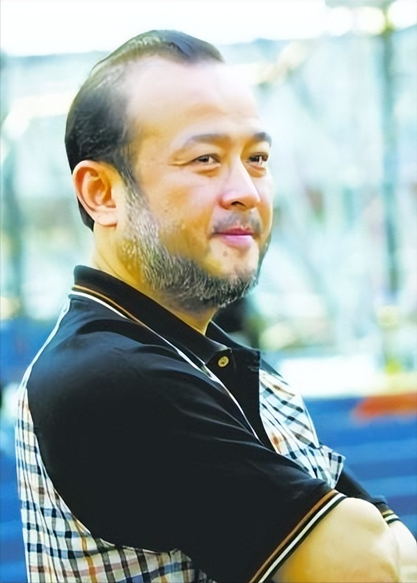 原央视导演赵安入狱后，明星们见失去了“利用价值”，纷纷远离了他们一家人，妻子芦秀