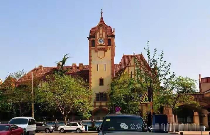 湖北路29号，社交平台评分4.8。楼底下的花岗石台阶，磨了120年，中间那块明显