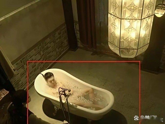 终于知道演员拍浴缸洗澡戏，为什么不拍全身了，远景看着太尴尬了。​​​