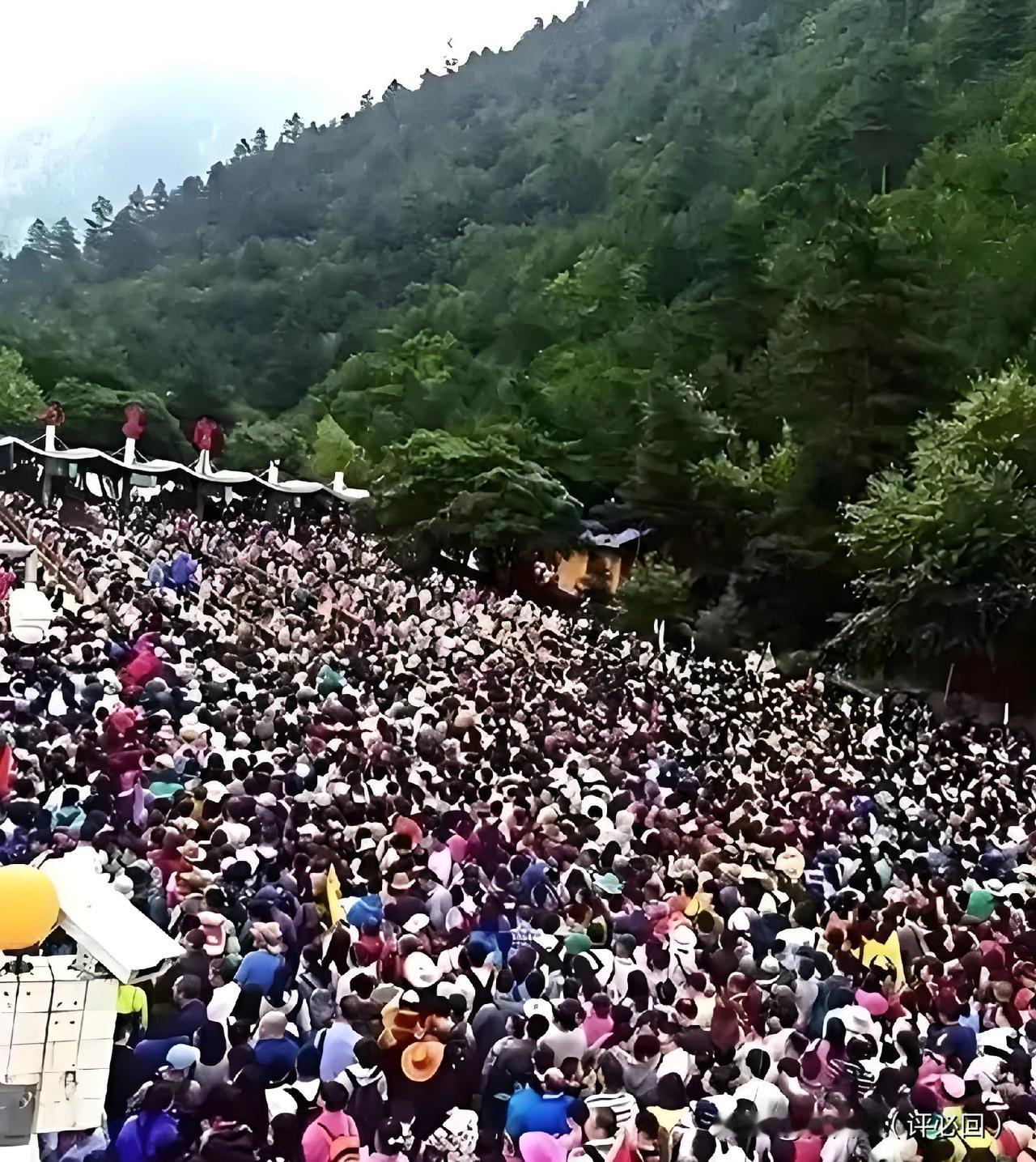 堂堂名山五一直接沦为拥堵重灾区，数万游客深陷山路进退无门！五一假期五天，黄山累