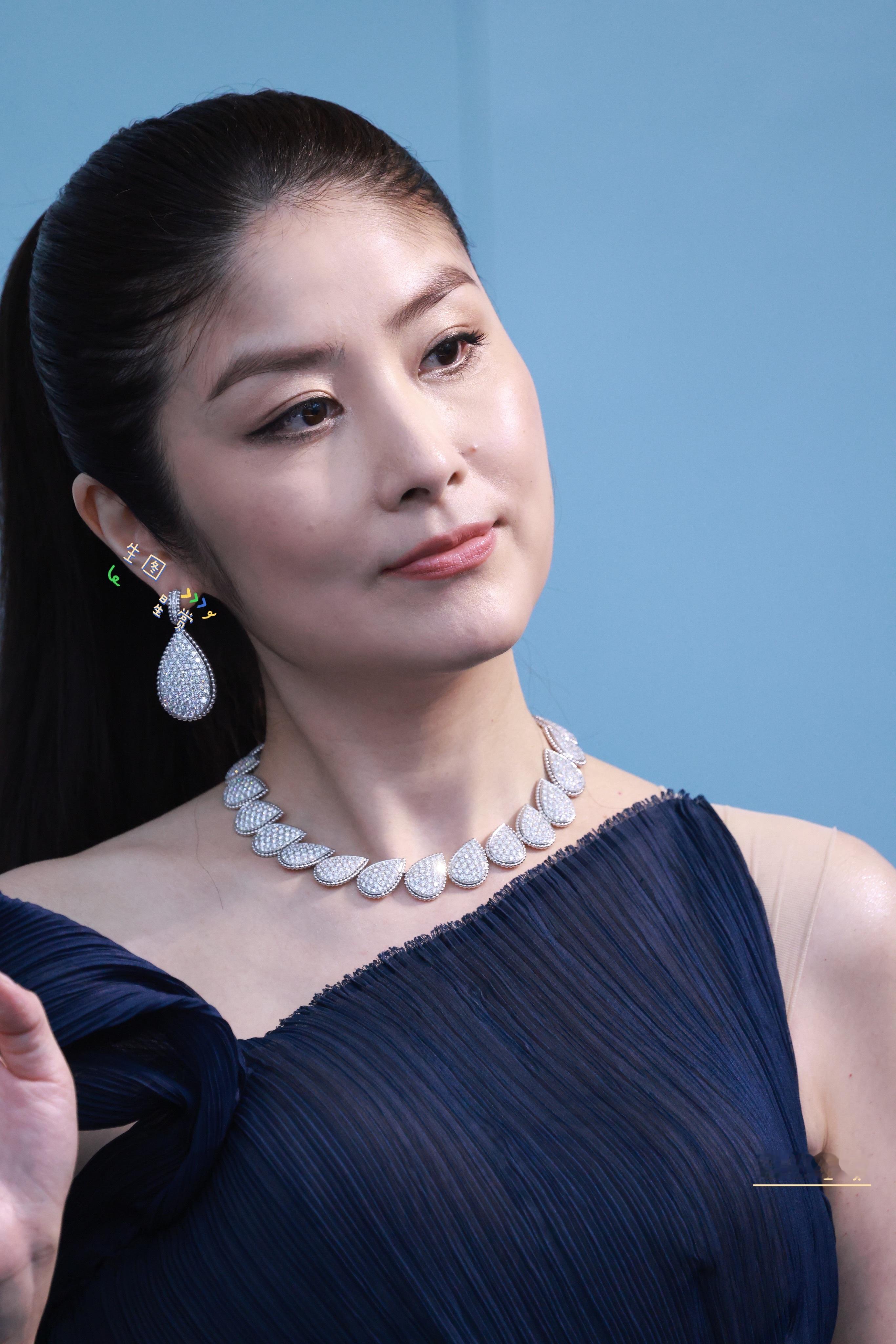 陈慧琳水舞间红毯怼脸拍，长腿Kelly气质好出众，女神独美​