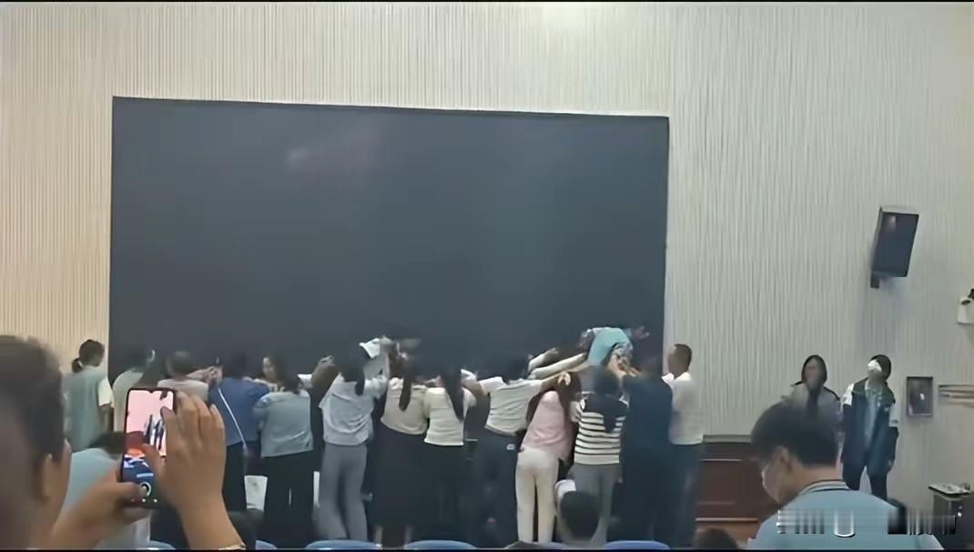 学校感恩教育，竟达到如此不可思议的程度！父母跪爬，盯着地板，学生蒙眼从身上踩过