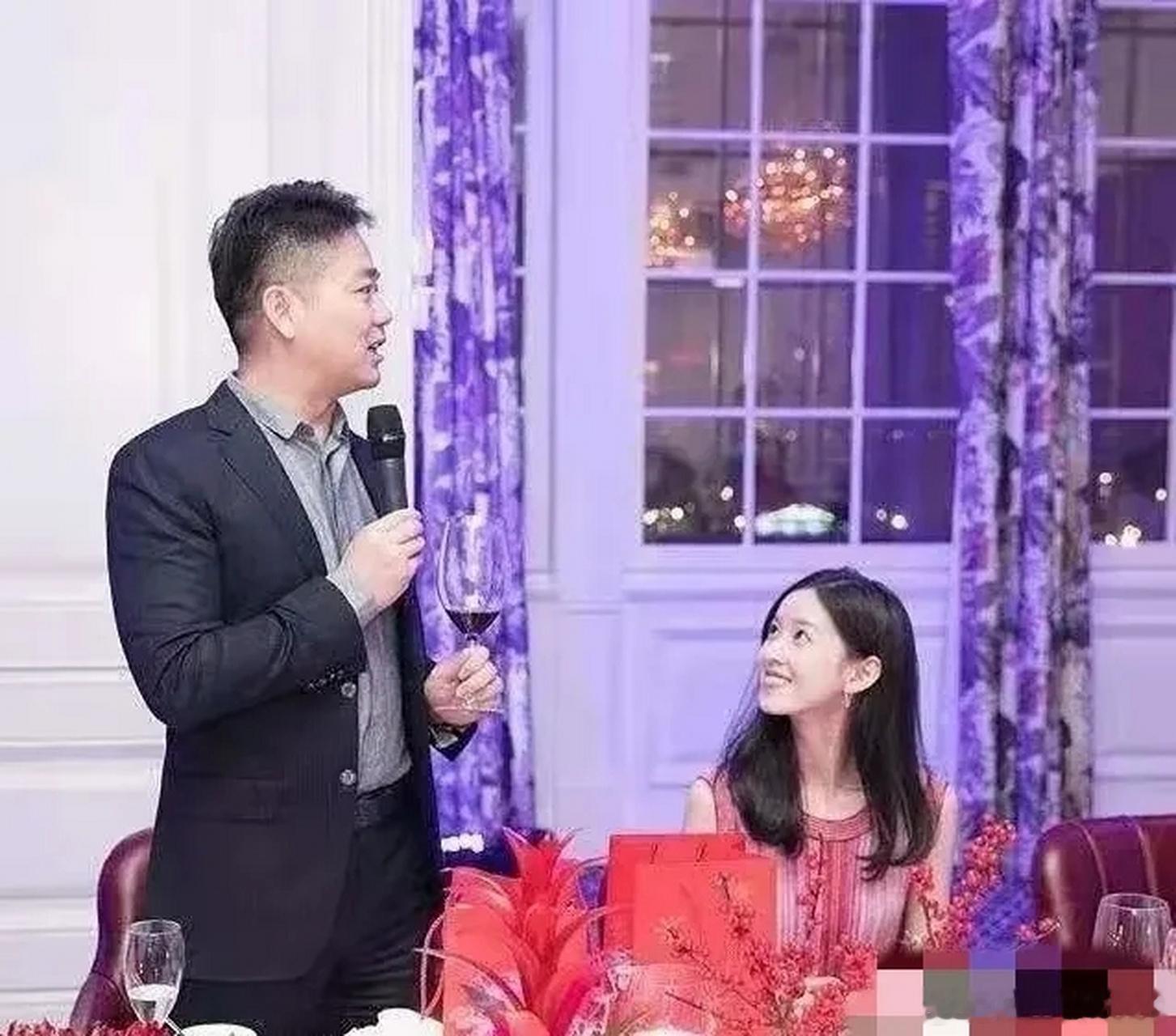 欧洲偶遇刘强东章泽天牵手逛街章泽天对刘强东是真爱呀...章的眼睛里只有刘强东