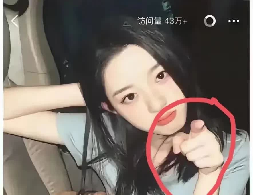 大家发现了吗？黄杨钿甜不是一般的嚣张竟然用这种手势暗戳戳来嘲讽网友！