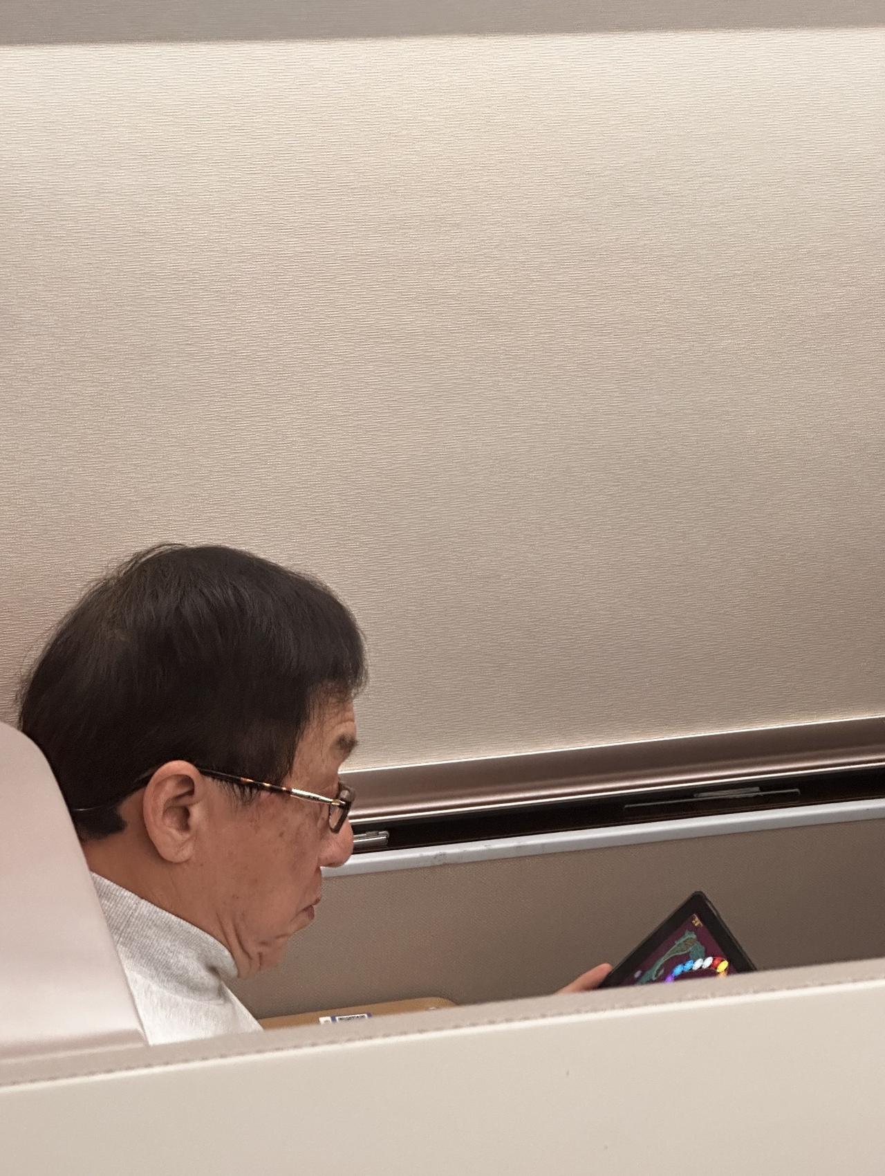 近日，有位网友在高铁上偶遇成龙大哥，他坐在商务座位上的画面。成龙大哥这是回北