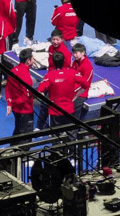 国乒三条龙，王楚钦抱着他龙哥撒娇。Coco拿着莎莎的手，和马龙的手给放在了一起