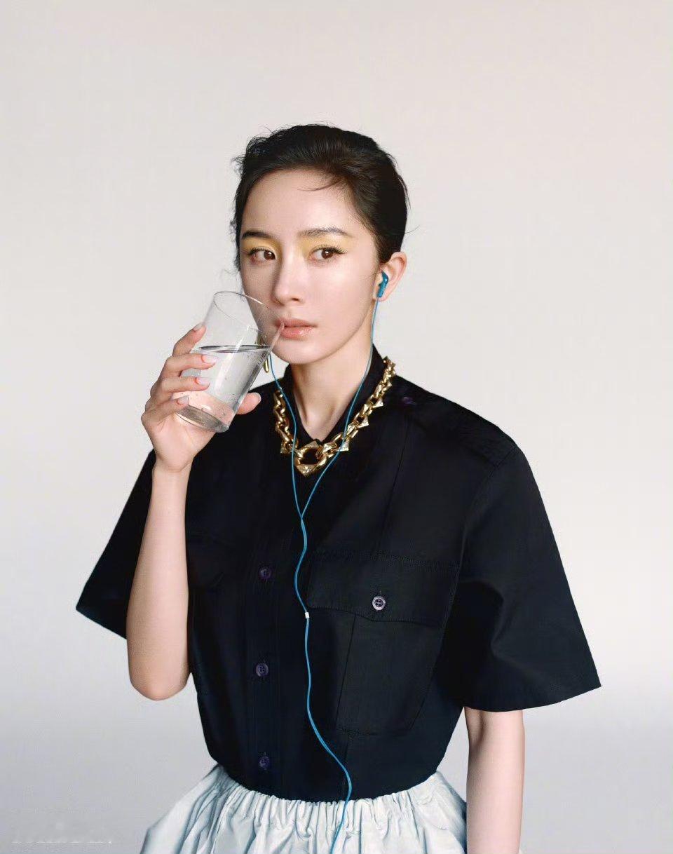 杨幂自由姿态芭莎封面大片杨幂…～杨幂杨幂